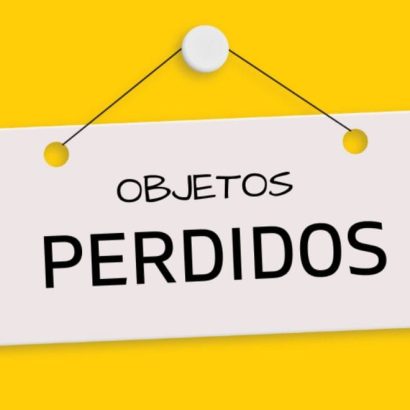 Entrega de pertenencias y útiles escolares dejados por sus hijos en el colegio